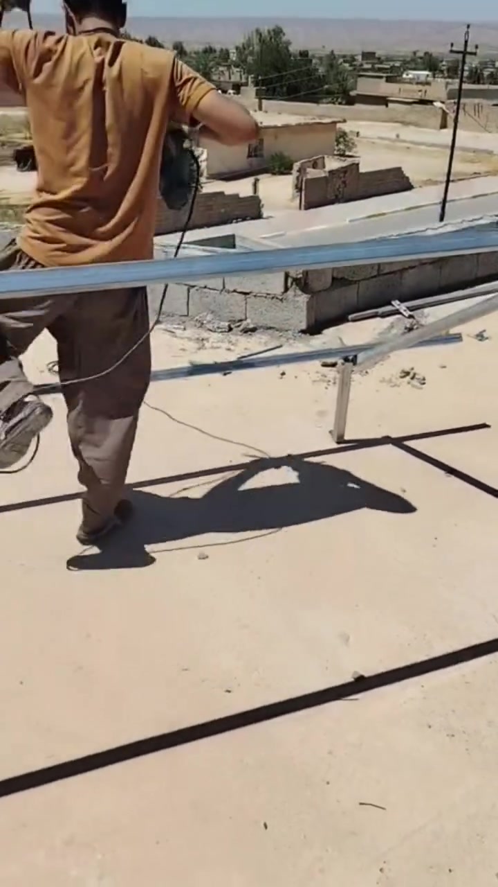 على بركة الله تعالى

تم بعون الله تعالى تنصيب منظومة طاقة شمسية متكاملة ذات كفاءة عالية، باستخدام مواد عالمية مضمونة لضمان طاقة مستقرة وأداء موثوق يدوم لسنوات طويلة.

🔹 6 أمبير نهاري
🔹 3 أمبير ليلي

▪️انڤيرتر فلستي بقدرة 4 كيلو، كفاءة عالية
▪️بطاريتان حامضية فول ماكس
▪️ ألواح لونجي HIMO X10 بقدرة 650 واط (وجهين)،  وكفاءة إنتاجية عالية.
▪️ هيكل حديد مغلون مقاوم للصدأ والعوامل الجوية.
▪️ بورد قواطع حماية متكامل لضمان أعلى درجات الأمان.
▪️ أسلاك ربط نحاس عالية الجودة لتحمل الأحمال بكفاءة عالية.
▪️ جميع الملحقات والتجهيزات الخاصة بمنظومات الطاقة الشمسية.

نلتزم بتقديم الجودة، الضمان، والدقة في التنفيذ بأيدي مختصة وخبرة موثوقة، لأن الطاقة الشمسية اليوم ليست رفاهية، بل استثمار حقيقي للمستقبل وتوفير دائم للطاقة.

#الفريق_الفني
#عكرمه_الحبيب
#طاقة_متجددة #اعمال_يومية
#الله_حيهم

📞 للحجز والاستفسار:  ***********

 الكمية محدودة والعرض لفترة قصيرة

* لسنا الوحيدين ولكننا الافضل
