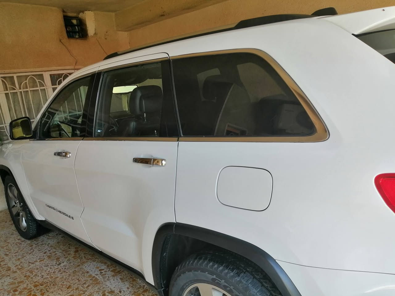 السلام عليكم بيع بدون مراوس
جيب كراند شيروكي موديل ٢٠١٤ وارد امريكي رقم بغداد الدولي حره جانيهه منذ ٢٠١٧ ولحد الان على ايدي بيهه ٤ قطع صبغ... ايرباك ستيرن ودشبول
مكينه ٣٦٠٠ ماشيه ٧٦ الف ميل مكينه وكير وفورويل وتبريد كفاله عامه عالشركه وحداديه جديده
 مواصفات اللمتد ،، دبل كزوز  بدون فتحه ..السياره جديده جدا واستخدام شخصي........... شخط مابيهه عدى الحادث ...شادلهه اغلى عدسات بالسوك للناصي.... وللعالي كَلوبات مروحه (لايتهه نهار) ....سياره جاهزه ....غرفتهه جلد اسود جديد جدا وبرده خلفيه.... جكهه وسبيرهه وجنطتهه على وضعية الشركه ..........ما مستخدمات وتخم تاير جديد.. تفيد جناي نظيف.......... سياره جاهزه دينار واحد مايصرف عليهه..سعر ١٩٠ وبيهه مجال بسيط للتواصل خاص او *********** بي واتس اب...آسف ما اجاوب عالتعليقات...الشراي يتصل وبالخدمه مع التقدير للجميع
