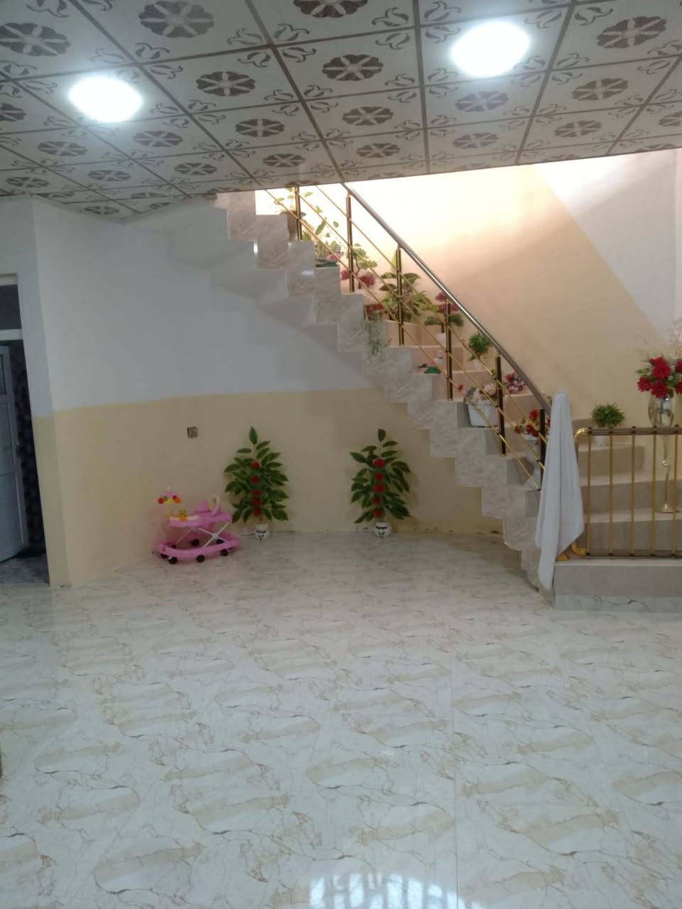 السلام عليكم بيت للبيع في منطقه القوسيات قرب المدرسه الصينيه المساحه 240 متر غرفتين هول إستقبال صحيات مطبخ حار بار كهرباء ماء كرت بلديه باسمي الإتصال على الرقم (***********) (***********)
