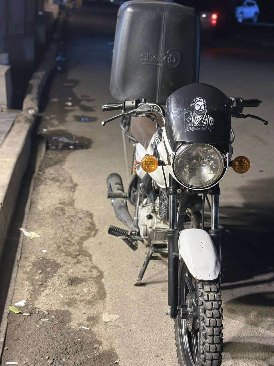 السلام عليكم بوكسر كلاسك مديل 2023 
مجفته تجفيت جديد صار شهرين بس كامت دخن من وره الولفات بيه خيط دخان مينشاف 
تخم تاير جديد اشاير جديد شفقه دشبول جديده بنزات جديد تجفيت عام جديد ماعده الكور اضمنه سنويه جديده رقمين بيه طعجه بل تانكي امانه الله ورسوله ما اشتغل بيه ولا متعبه خاله جواي اطلع بيه مره مرتين بل يوم السعر المطلوب مليونين وبيه مجال  بيك خير ودلل 2000/000 ر***********
