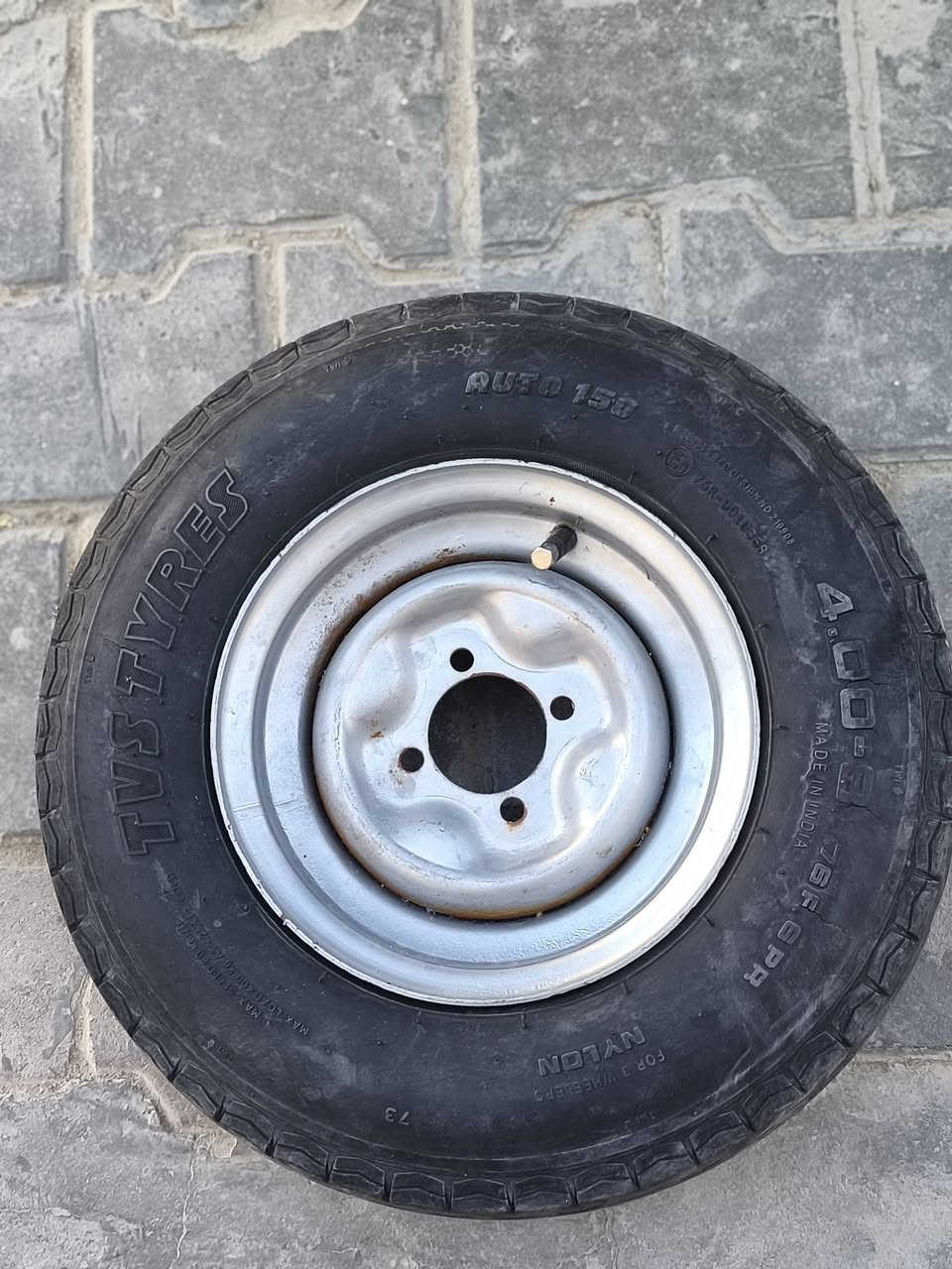 سلام عليكم سبير لبيع تاير نضيف تيوب سعر 20 مكاني بصره رقمي *********** خابرني وتدلل
