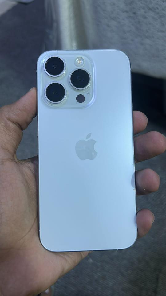 السلام عليكم

Iphone 15 pro فقط برو
ذ١٢٨
بطارية ٨٩٪؜
دبل سيم كارت
لون ابيض فقط الشاشة بيها شخوط
باكيته وملحقاته كامله

للبيع بسعر ٦٥٠ الف
او للمراوس مع شيى اعلى وانطي فرق
بغداد الكرادة 
***********
