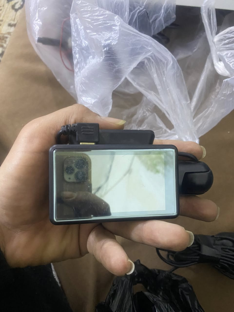 اعلى سعر ابيع

داش كام مستخدمة عدد 2
الاولى تصوير داخلي وامامي والثانية تصوير امامي وخلفي مفولة مواصفاتها بالتفصيل 
دليل المستخدم الخاص بكاميرا داش كام بمرآة تدفق الوسائط المزدوجة طراز PORMIDO PR996. 
معلومات حول المنتج
الطراز: PORMIDO PR996
الميزات:
شاشة لمس كاملة وكبيرة جدًا بحجم 12 بوصة.
تسجيل مزدوج بدقة 1080 بكسل (كاميرا أمامية + خلفية)، أو 1296 بكسل للكاميرا الأمامية فقط.
كاميرا خلفية AHD مقاومة للماء مع خطوط إرشادية.
مستشعر G (G-sensor) يكتشف الاصطدام تلقائيًا ويقفل الفيديو كدليل.
تسجيل متواصل (حلقة تسجيل) يلغي أقدم اللقطات تلقائيًا لتحرير مساحة التخزين.
خيارات المراقبة أثناء ركن السيارة لمدة 24 ساعة عند توصيلها بمجموعة الأسلاك الصلبة (hardwire kit).
يمكن إضافة سرعة القيادة والمسارات والمواقع إلى المقاطع المسجلة باستخدام هوائي GPS الاختياري. 
هل ترغب في معرفة المزيد عن ميزات تسجيل الكاميرا أو تركيبها؟


**إذا كنت صاحب هذا الإعلان وتريد حذفه لأي سبب، رجاءا أرسل رسالة إلى الدعم الفني**