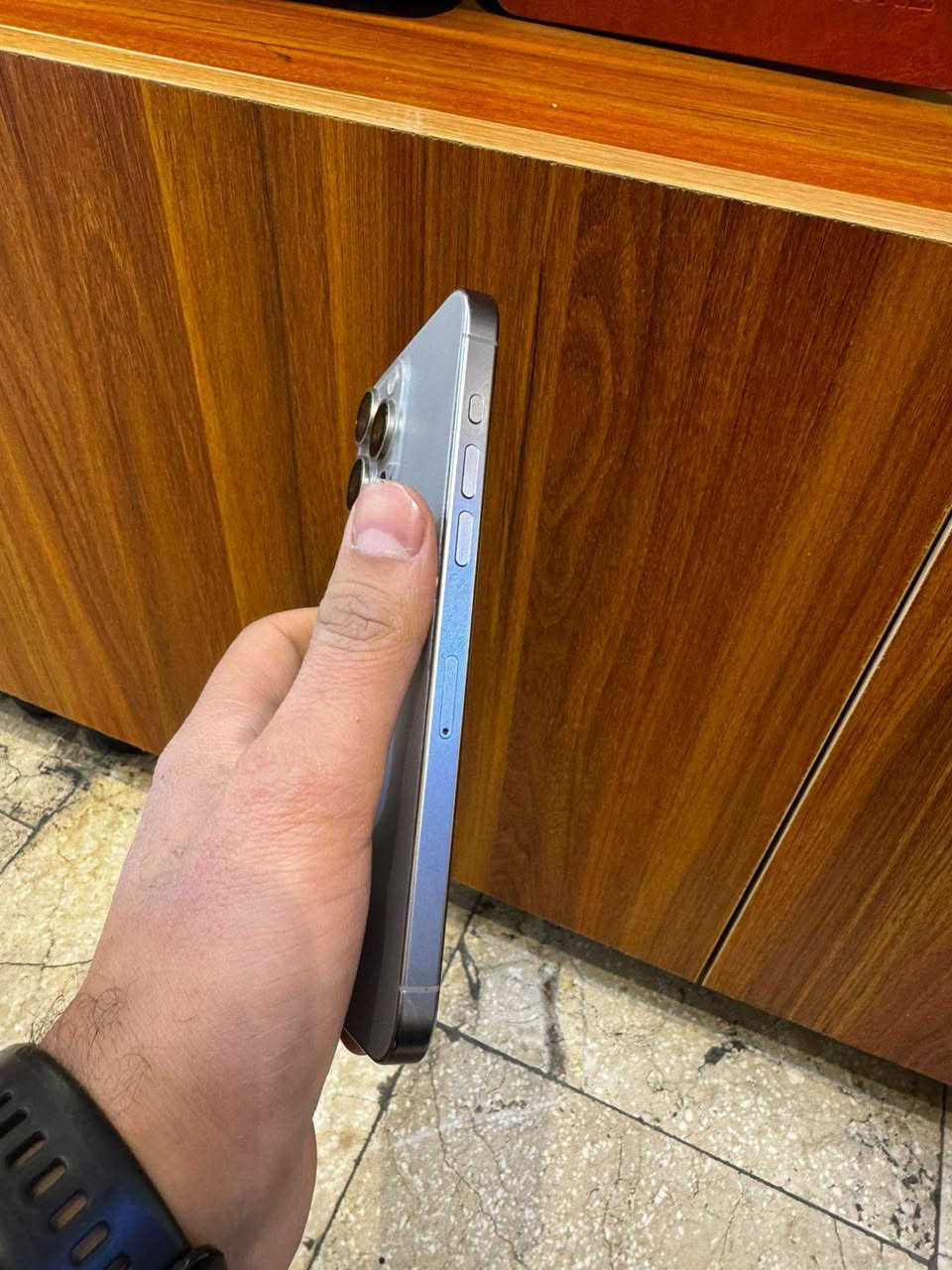 السلام عليكم
للبيع 15 برو ماكس 
ذاكرى 512 
الجهاز عربي شرق اوسط AAA يعني ماستر 
كلش نضيف مابي اي شخط،
بي بس شغلة وحده الجهاز جان بطارية 87 رافعيها مسويها 97
وتجي تفحص وتاخذ الجهار سعر مناسب 
سعره فقط 890 الف بالعافية على يشتري 
باكيت ضايع 
مكاني بغداد 
***********
