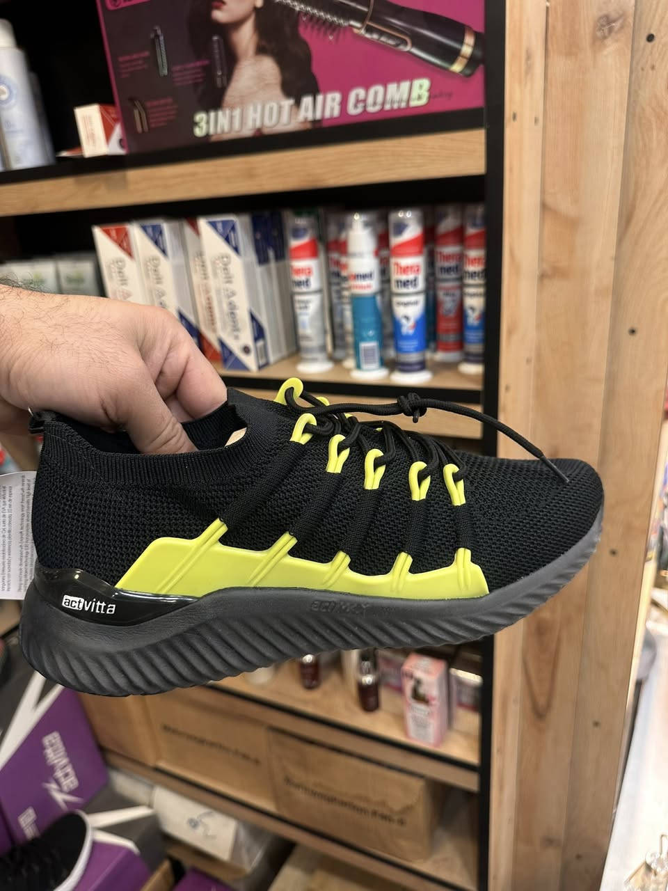 احدث الموديلات من تصفيات اوربيه متوفره جميع القياسات من قياس 40 الى 46
• العلامة التجارية: Actvitta (أكتفيتا).
 الجزء العلوي (Upper): مصنوع من نسيج شبكي (Mesh) يسمح بمرور الهواء، مما يجعله مناسباً للمشي لفترات طويلة أو الجري الخفيف لأنه يقلل من تعرق القدم.
• النعل (Sole): نعل أبيض سميك بتقنية Actvmax، وهو مصمم لامتصاص الصدمات وتوفير مرونة عالية أثناء الحركة.
• بلد المنشأ: البرازيل
المميزات الأساسية:
• خفة الوزن: أحذية أكتفيتا مشهورة جداً بأنها خفيفة الوزن للغاية، مما يقلل من إجهاد القدمين.
• التبطين الداخلي: يحتوي الحذاء عادةً على وسادة قدم (Insole) مريحة جداً تدعم قوس القدم.
• الاستخدام: مثالي للمشي الرياضي، الذهاب للنادي (الجيم)، أو كحذاء مريح للعمل الذي يتطلب الوقوف طويلاً.
الموقع الاعظمية راس الحواش


**إذا كنت صاحب هذا الإعلان وتريد حذفه لأي سبب، رجاءا أرسل رسالة إلى الدعم الفني**