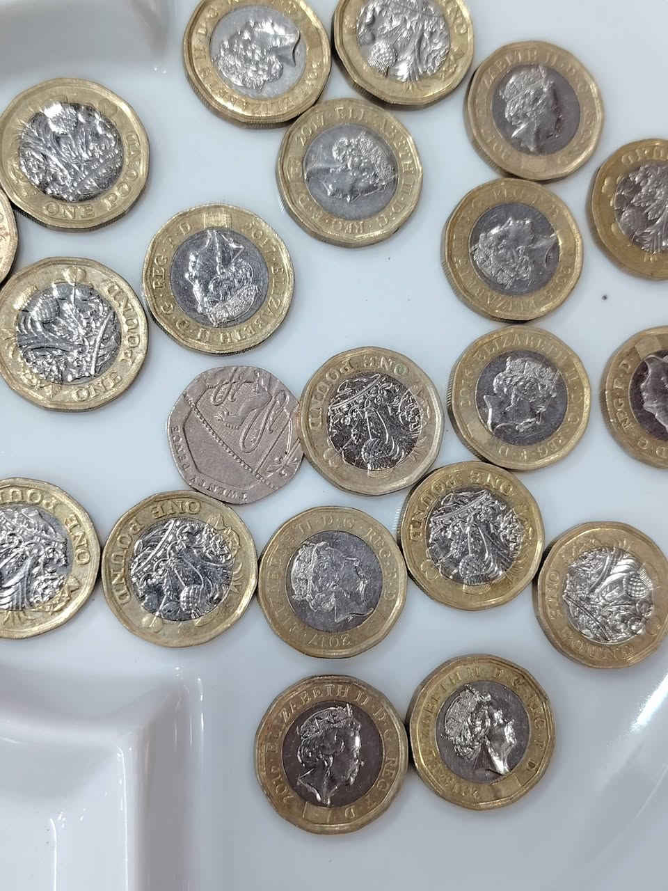 سلام عليكم عندي هاي العملات اشةد تسوه ومنو يشتريها


**إذا كنت صاحب هذا الإعلان وتريد حذفه لأي سبب، رجاءا أرسل رسالة إلى الدعم الفني**