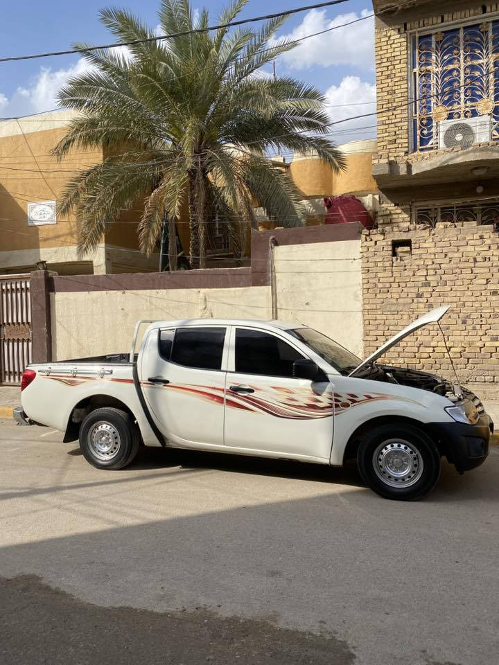 السلام عليكم 
 
بيكب متسوبيشي L200 والسيارة استخدام شخصي مو مال مزاد 

موديل 2007 
محرك كاز اصل الها حصة بكل المحطات  

محرك جديد 
كير بلاد جديد 
تخم تاير جديد 
حدادية نضيفة 
كهربائيات كلها شغالة 
بدون اي نقص 
بك لايتات جدد 
لايتات جدد
شباك نيكل جديد
غرفتها جديدة ومدوشمة فوكاها والأرضية والتنتة هم مغلفات
جام يصعد وينزل 
بم جديد
تاروسة جديدة
سنتر لوك شغال وبيها سويچين 
راديتر ماي جديد 
وراديتر تبريد هم جديد
يعني أنسى الحماوة 
مكفولة من الخياس والتبديل وتصليح الخياس 
بيها رشات صبغ ابيعك صبغ عام 

هية موديل 2007 لازم بيها ملاحظات 

ورقم بابل دولي ومميز وهزة جديدة وسنوية 2029 بأسمي 

*********** اتصال + واتساب
