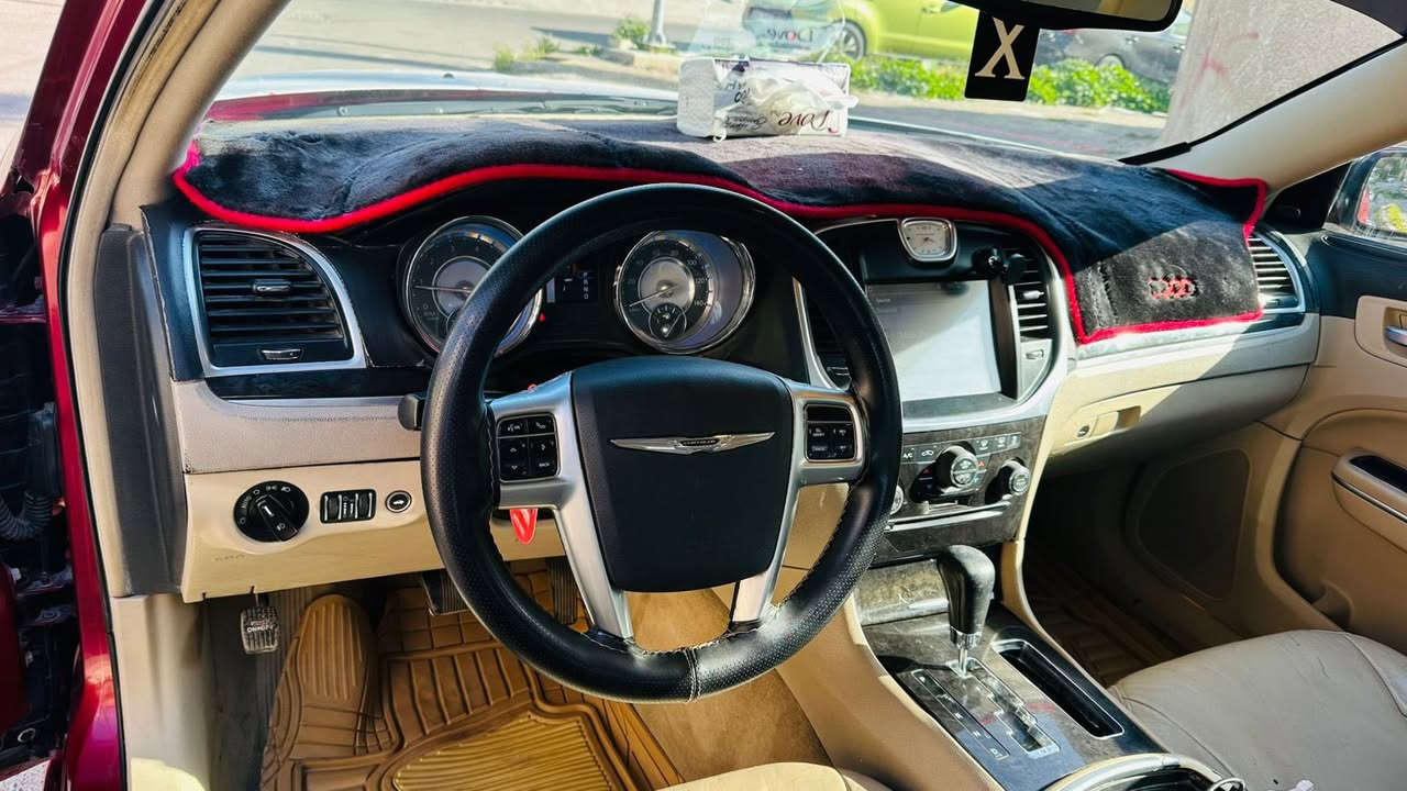 السلام عليكم للبيع كرايسلر C300 موديل ٢٠١١ محدث بالكامل ٢٠١٦ تحديث اصلي رقم بغداد باسمي تحويل مباشر وارد امريكي حادثه جاملغ وبنيد بدون ايرباك بدون دواخل السياره جاهزه مكينه مبدله جديده ممفتوحه كير صدر امامي خلفي تخم تاير كله جديد السياره جاهزه من كل شي مواصفات شاشه كامره خلفيه كروس سرعه تحكمات كشنات كهرباء وجلد كشانت تدفئه وباقي المواصفات معروفه 
مكان السياره بغداد البنوك
السعر 150 وبيهه مجال 
للاستفسار ***********
