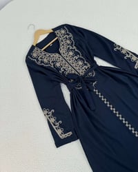 فستان • نقش يدوي • مقاسات ٣٨-٤٨