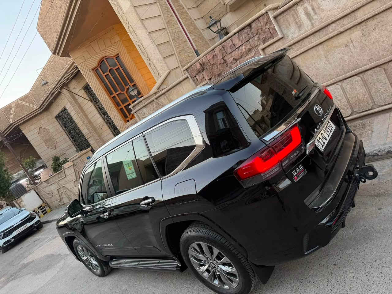 سلام عليكم 
لاندكروز 2024 ضمان شركة ساس VX ابلاك ادشن 
مكفولة كفالة عامة 
ماشية 25 
مغلفة PPF على وضعية الشركة 
اضافة بوب شفط من شركة 
4 كامرات 
تبريد كشنات 
رادار جانبي 
صندوق حساس قدم مضاف من شركة 
باقي الموصفات معروفة 
العنوان السيدية 
السعر 77الف وبيهة مجال بسيط 
رقم التواصل ***********
