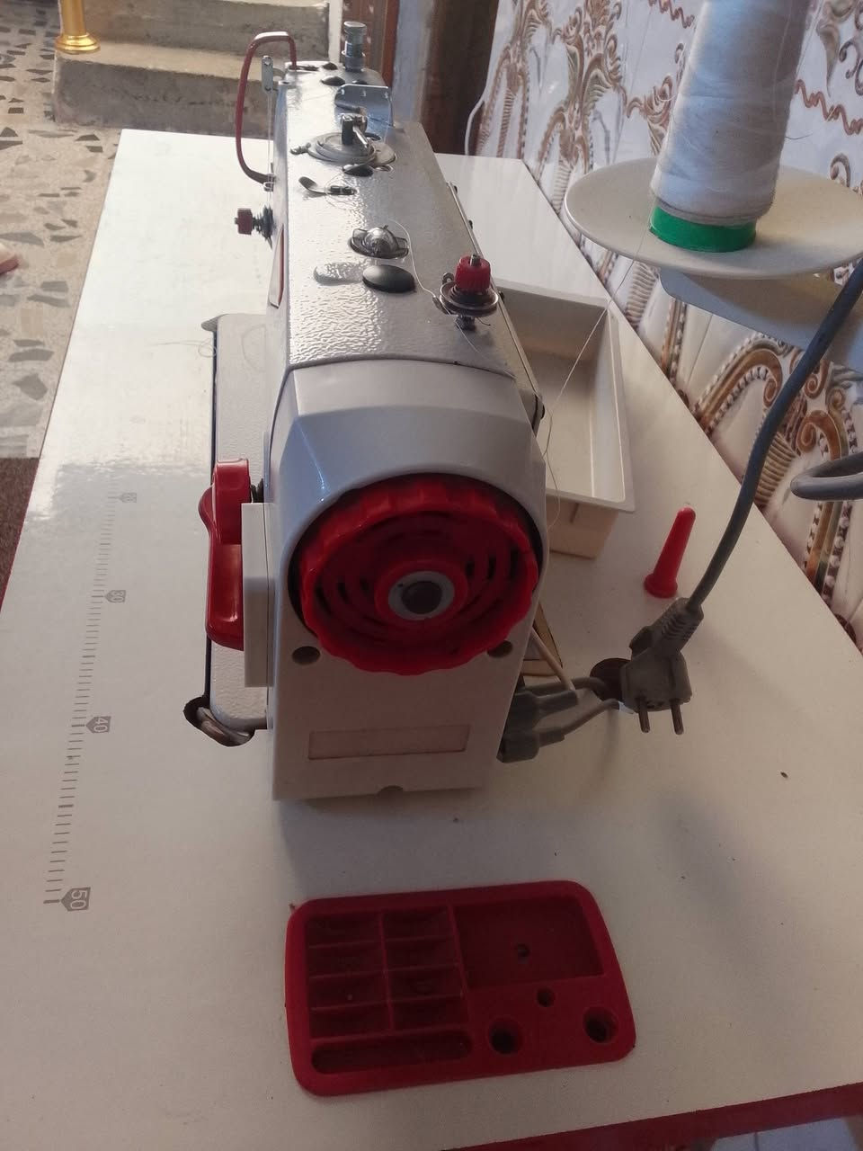 سلام عليكم
مكينه خياطه البيع 
سعر 250
***********
