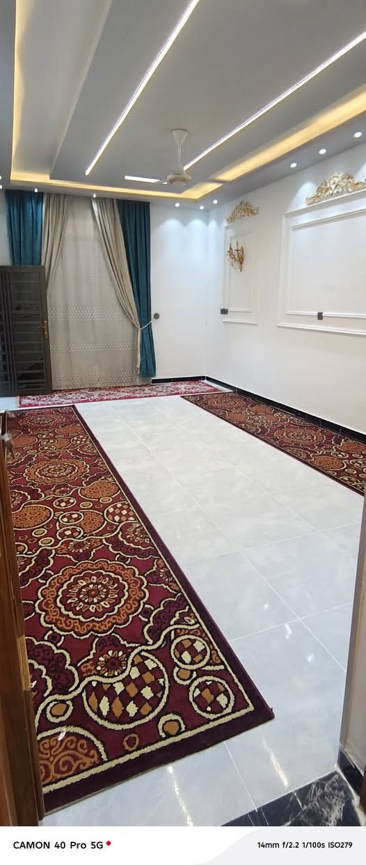 السلام عليكم بيت للبيع المساحه ١٧٥ متر الواجهيه ٨ بالنص يفتح ٩ ونص متر يتكون من غرفتين وكليدور وصاله ومطبخ  و مجمعين صحيات بيت متعوب عليه بيت درجه اوله العنوان شارع ٨٠ شارع شريفه الجديد مقابيل الملعب الخماسي  الشراي يتصل علئ الارقام *********** او *********** 
مكتب القمة
