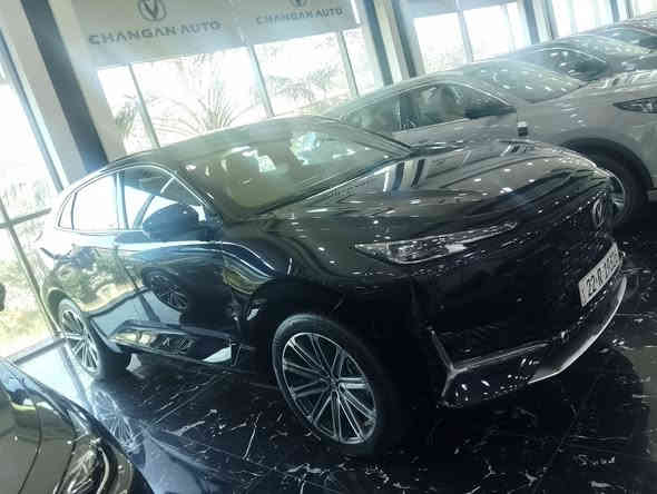 يونيكي" تشير عادة إلى طرازات Changan UNI-K أو Lynk & Co 01/001 (التي تختلف حسب السوق)، وكلاهما سيارات دفع رباعي مدمجة إلى متوسطة الحجم تركز على التصميم الجريء والتكنولوجيا المتقدمة. 
شانجان UNI-K 
تتميز شانجان UNI-K بتصميمها المستقبلي ومقصورتها الداخلية الفاخرة، وتوفر أداءً قوياً. 
المحرك والأداء:
تتوفر عادة بمحرك بنزين تيربو سعة 2.0 لتر 4 أسطوانات يولد قوة تصل إلى 229 حصاناً وعزم دوران 390 نيوتن متر، متصل بناقل حركة أوتوماتيكي من 8 سرعات.
يأتي بنظام دفع أمامي أو دفع رباعي (AWD) حسب الفئة.
التصميم والتكنولوجيا:
تصميم خارجي جريء بمصابيح LED رفيعة ومقابض أبواب مخفية.
مقصورة داخلية متطورة بشاشات ذكية كبيرة، بما في ذلك شاشة عدادات رقمية وشاشة ترفيه مركزية.
المميزات:
توفر مجموعة شاملة من أنظمة مساعدة السائق المتقدمة (ADAS)، مثل مثبت السرعة التكيفي والمساعدة في الحفاظ على المسار.
تصميم داخلي واسع ومريح مع مقاعد جلدية فاخرة وفتحة سقف بانورامية. 
لينك آند كو 01 
تُعرف Lynk & Co 01 بكونها سيارة دفع رباعي هجينة (PHEV) أو بمحرك بنزين تقليدي، مبنية على منصة مشتركة مع فولفو XC40. 
المحرك والأداء:
طراز الـ PHEV يجمع بين محرك بنزين توربو سعة 1.5 لتر ومحرك كهربائي، بقوة مجمعة تبلغ 276 حصاناً.
تتوفر أيضاً بمحرك بنزين 2.0 لتر بقوة حوالي 218 حصاناً.
ناقل حركة مزدوج القابض (DCT) بـ 7 أو 8 سرعات.
التصميم والتكنولوجيا:
تصميم عصري ومميز بمصابيح أمامية مقسمة.
تجهيزات تقنية عالية تشمل شاشة معلومات ترفيهية سريعة الاستجابة بقياس 15.4 بوصة وخدمة Wi-Fi مدمجة.
المميزات:
حصلت على تقييمات موثوقية ممتازة وتوفر ميزات أمان متقدمة.
نسخة الـ PHEV تتميز بمدى كهربائي يصل إلى 75 كم واستهلاك وقود مجمع منخفض للغاية. 

للاستفسار اتصال ع رقم المبيعات 
*********** 📞☎️
