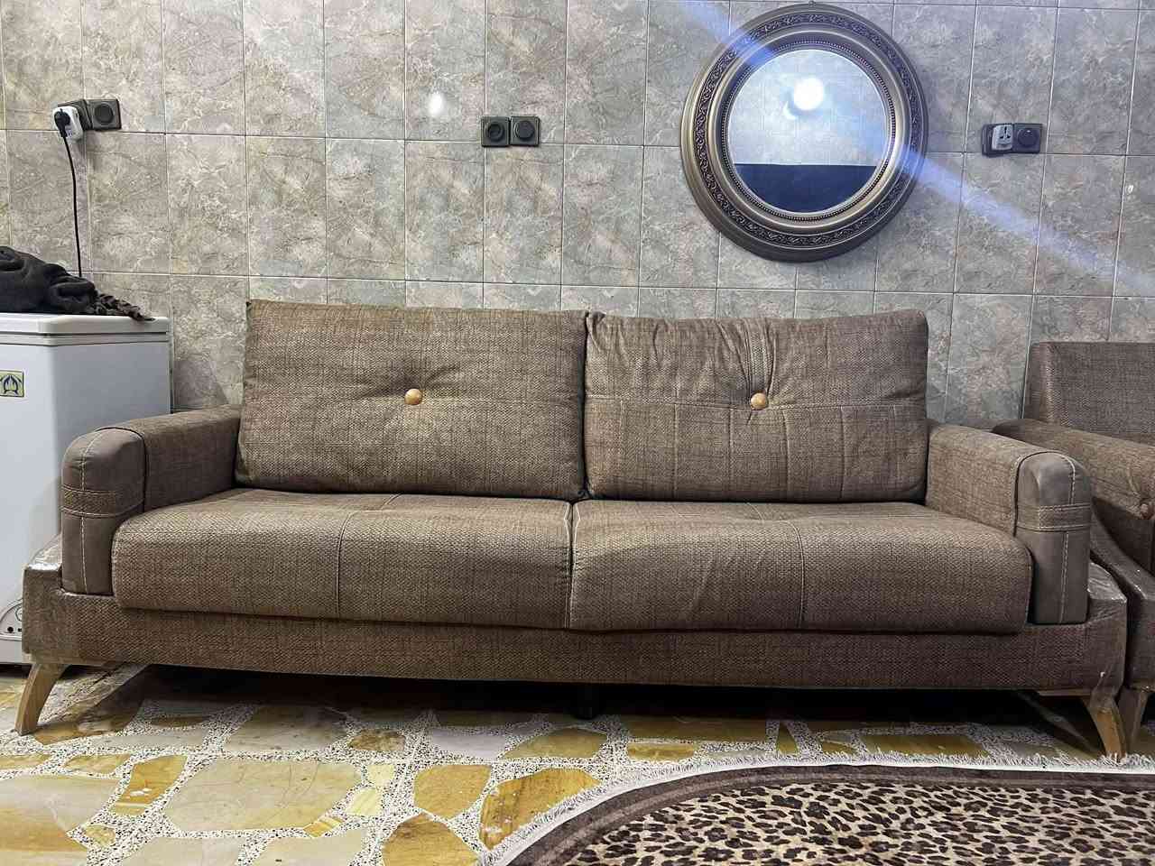 سلام عليكم تخم 10 مقاعد ويوجد مع كوشات مستخدم نظيف نضافه 95‎% بأمكانك تحوله الى سرير ويوجد بداخله مخزن العنوان سيديه ***********
