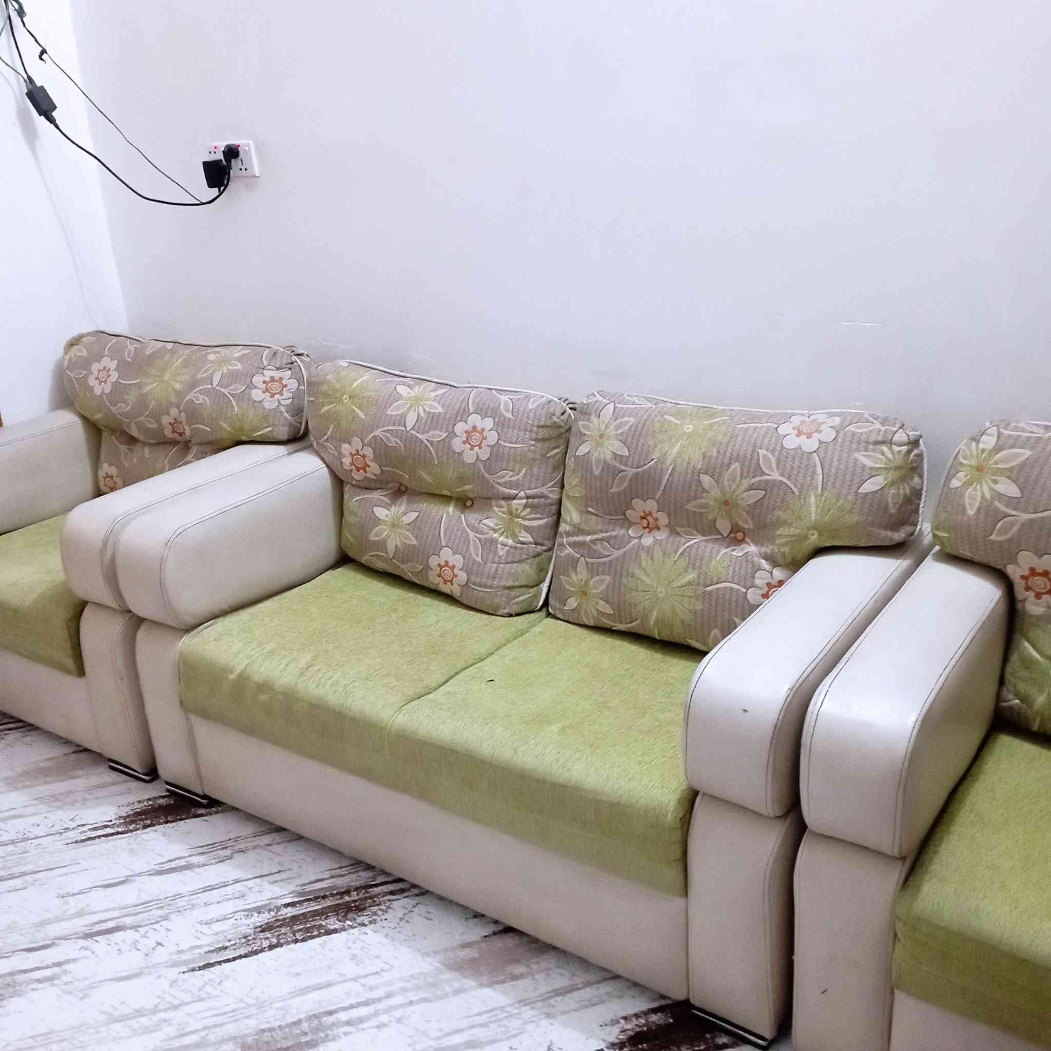 سلام عليكم تخم للبيع نضيف كلش عشر مقاعد مكاني حله حي جزائر هذا رقم للستفسار ***********
