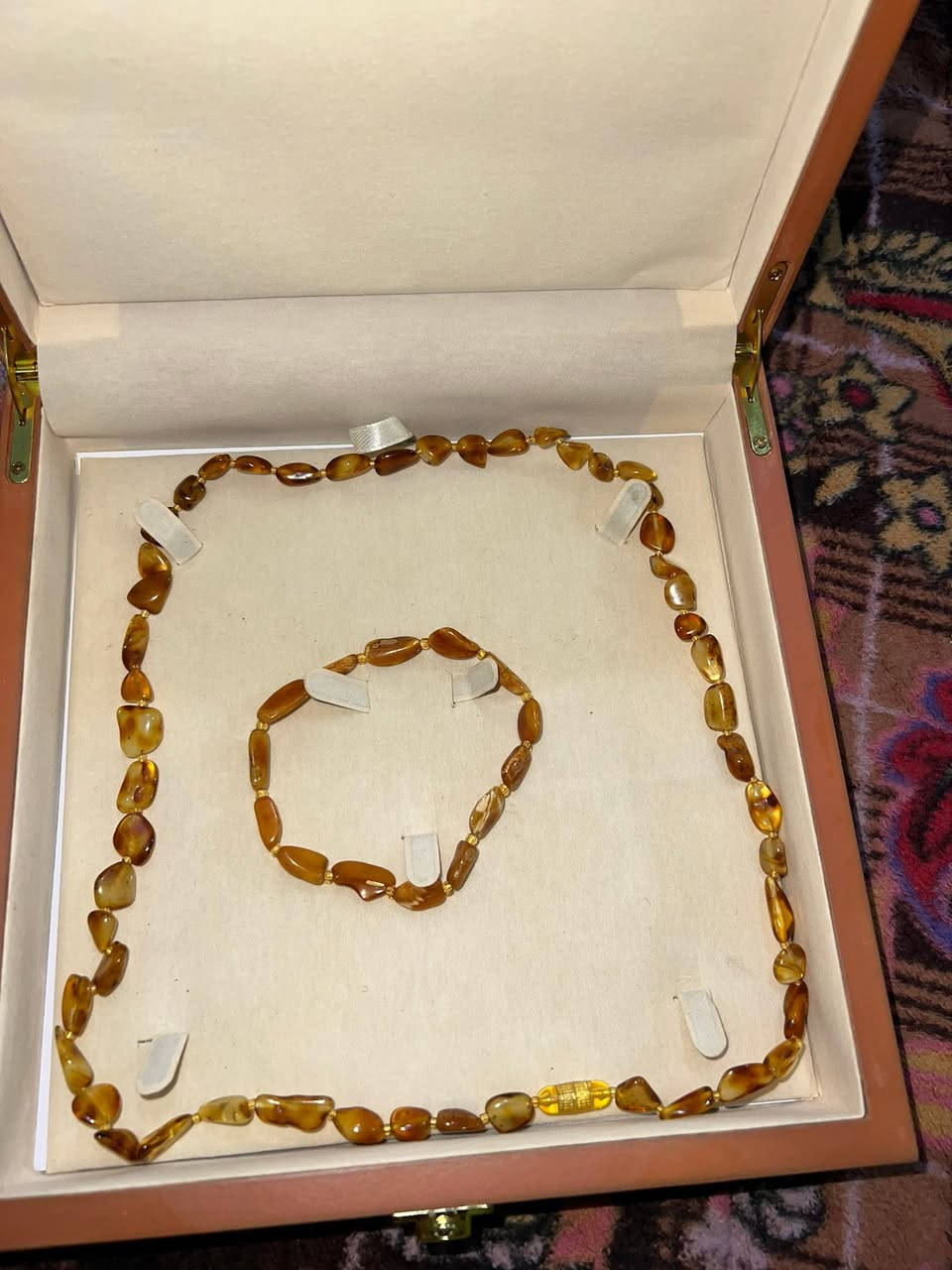 السلام عليكم گلادة وسوار كهرب حر طبيعي 100‎%‎شرط الفحص بي عطر نومي بصرة السعر 60 الاتصال *********** العنوان بغداد مدينة الصدر
