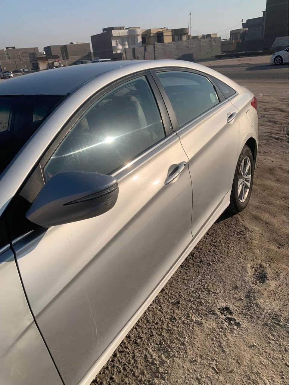 سوناتا 2012 وارد كوري بأسمي سنوية مامنتهيه 
السيارة نظيفة وعلى ايدي 
كير محرك جدد ماصارلي هواي من شديتهم
تخم تاير جديد 
حدادية توني مبدلها
مابيها ضربه قطع صبغ فقط
الكوري ماينكفل من الصبغ
سيارة حلوة وجاهزه من كلشي 
رايدها98 وبيها مجال مستعجل على بيعها
*********** البصرة, العراق
