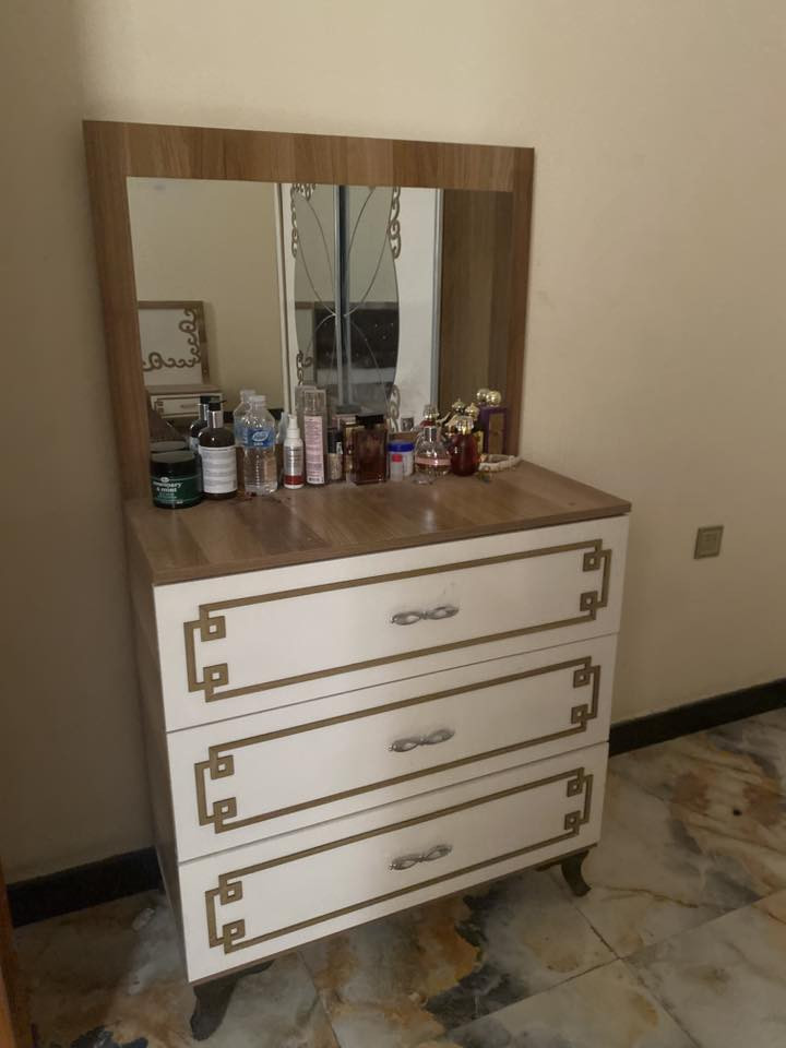 ثلااث غرف متكونه من  كنتور وميز تواليت وجربايه نفرين  نضيفات اخو الجديد سعر الغرفه الوحده 400 الف وقابل للتفاوض  للاستفسار اكثر   راسلني على هذا الرقم ***********
