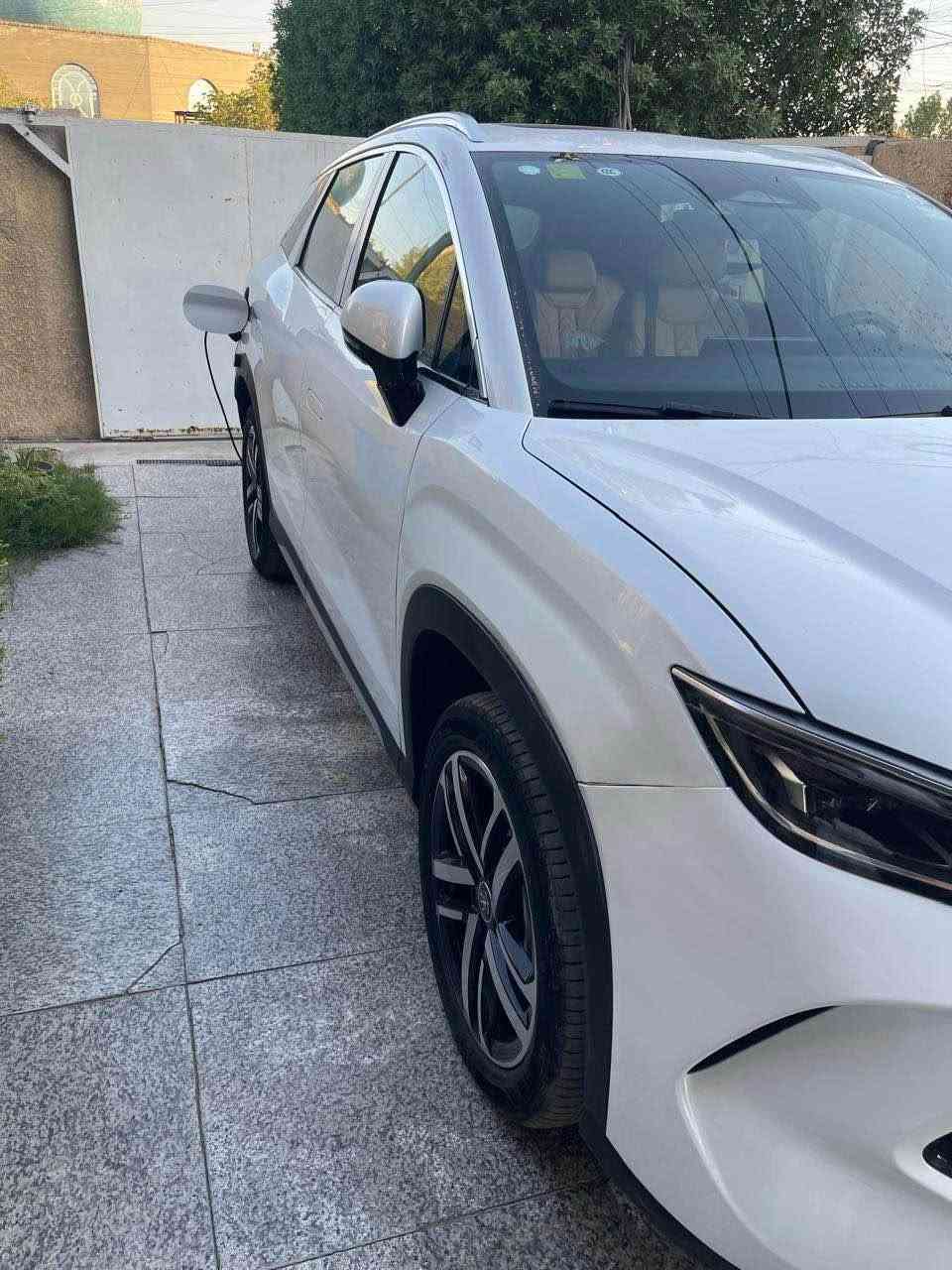 السلام عليكم للبيع BYD سونك L فول مواصفات 2025 رقم بغداد باسمي ماشية على 10 الف على البانزين وعلى الكهرباء 5 الف بيها تعديل شبر بالضبط بالجاملغ وكع الصبغ صبغته على كده والدعامية هم بيها شبر من جهت اليمنه مواصفات فلاك شب بنوراما كراسي كهرباء الامامية وتبريد وتدفئه وستيرن هيتر رادار امامي خلفي جانبي صندوك كهرباء مري ترحيب وشفط بطارية 120 كيلو تدعم الشحن السريع شاحن واير ليس 50 واط لد داخلي متغير بلادي 4 كامرات  مكاني بغداد الشعب او الاعظمية سعر 28 مليون و 800 الف *********** بغداد, العراق
