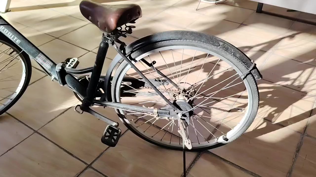 سلام عليكم
بايسكلات عدد 2 گير عگرب نضيفات جدا حجم 26  و 27   شغاله كامله فقط نقص تايرات وجوابه
مكاني الشالجيه
 *********** واتساب
