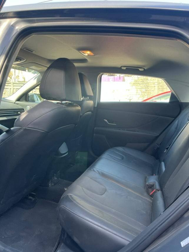 السلام عليكم النترا موديل 2023 فول مواصفات هايبرد السعر ١٧٠ بيها مجال رقم *********** وارد أمريكا حادث فقط هاذا بل صورة
