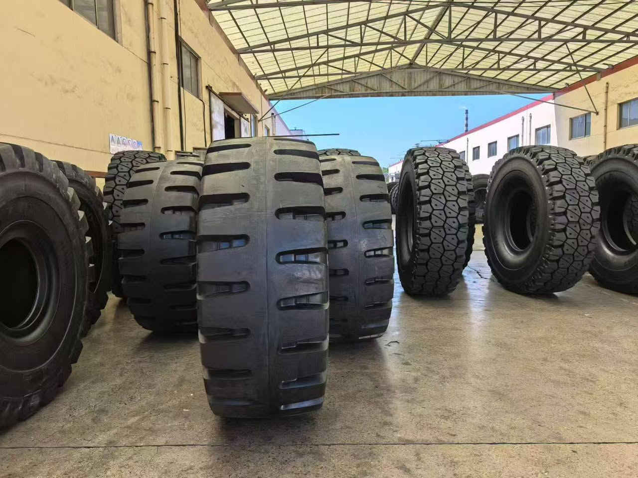Here you have all the tires you can see...


**إذا كنت صاحب هذا الإعلان وتريد حذفه لأي سبب، رجاءا أرسل رسالة إلى الدعم الفني**