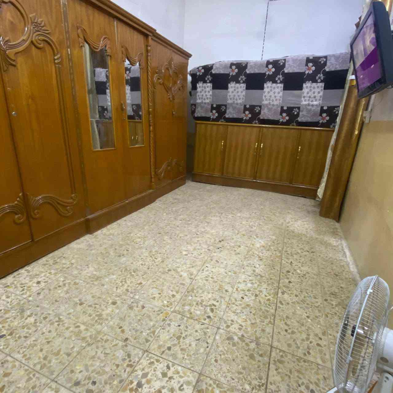 بيت البيع النجف الاشرف كوفه شارع المعمل مساحه 200  غرفتين وصاله  واستقبال  صحيات خارجيه وطارمه كبيرة ومكشوفه داخليه سعره 55 وبي مجال للاستفسار على الرقم ***********
