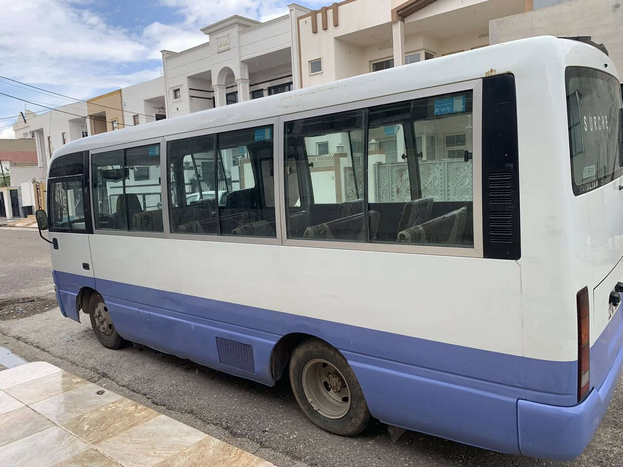 کۆستەر نیسان بەنزین و غازی ١٢٠ لیتری مۆدیل ٢٠٠٢ رەقەم ئەسلی  گێرو مەکینە و ئەکسل بەشەرت مەکینە تۆزیک بوخاری هەیە سیارە بێ سبوغ تەنها شینەکەی پەمپە  تەبرید بەشەرت  سێ گەرمی بیلادی و سەماعە سیارە ٦ تایی نوێ  هتد ژمارەی مۆبایل + واتساب ـ  ***********   ***********
