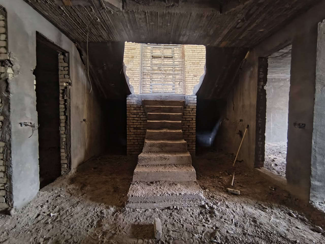 السلام عليكم 

البيت لبيع او مراوس بفرق 
هيكل طابقين  مساحة ٢٠٠ طابو صرف مثل ما موجود بالصوره 
البيت متكون  الهيكل  عباره عن ٦ غرفه نوم واستقبال ومطبخ وصاله ودرج ملكي بسيط البيت طابو صرف بحي الصحفيين مجاور حي نصر 
البيت طابقين طابق الارضي كامل مجاري ومي وكهرباء  وملبوخ  والطابق ثاني  طابوك فقط ملحقات 
واستقبال ومطبخ وصاله ودرج ذو أجنحة ملكية  
تصميم البيت جميل جدا  

.

البيت طابو صرف مساحة البيت ٢٠٠ متر 
موقع البيت في حي الصحفيين  
لطلب و الاستفسار مراسلتي خاص 
 ***********
. 
السعر٤٩٥ وبيه مجال
