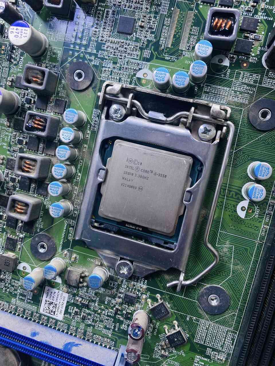 معالج
‏Intel Core i5-3550
بتردد 3.30GHz

المواصفات الأساسية

* المعمارية: Ivy Bridge (الجيل الثالث)
* عدد الأنوية: 4 أنوية
* عدد الخيوط: 4 Threads
* التردد الأساسي: 3.30 GHz
* يصل بالتيربو إلى: 3.70 GHz
* الكاش: 6MB Smart Cache
* استهلاك الطاقة (TDP): 77W
* دقة التصنيع: 22nm
* المقبس (Socket): LGA 1155


**إذا كنت صاحب هذا الإعلان وتريد حذفه لأي سبب، رجاءا أرسل رسالة إلى الدعم الفني**