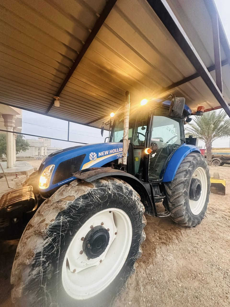 السلام عليكم للبيع تركتر نيوهولند موديل ٢٠١٣فول عادي تخم تاير كهربائي كلو شغال جاهز تحويل مباشر السعر١٤٠وبي مجال المكان تكريت العلم ***********
