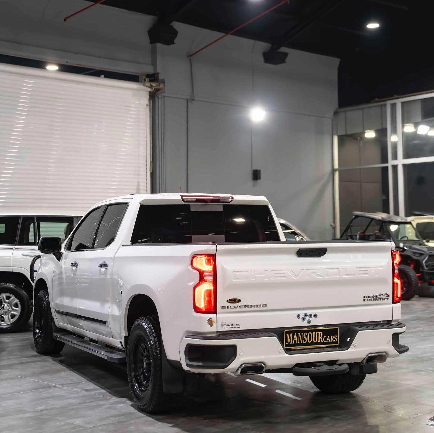 Chevrolet silvarado ( high country )
فئە فوول فوول مواصفات
٨ سلندر مکینة مرغوب ( ٥.٧)
وارد امريكي مديل /2022
‎ماشيه /28 ميل
‎سعر/340 ارخص سعر
  ضرر/ بنيد جاملغ صبغ نفس لون شریکه و ایرباگ بس ستیرن
‎
وارد امريكي حادث جدآ خفيف و جاهزه سیارة سیرفز 
‎لون ابيض فول موصفات و پانوراما کشن جلد سماعات سیستم و كشن خزن و تدفئه و جهتين خزن و ميموري  داخل ليد تتغير حسب رغبه كهربايات كير محرك بشرط باقي كفاله من كلشي صبغ و تعديل 
مکان: اربیل 
تیلفون: *********** أربيل, العراق
