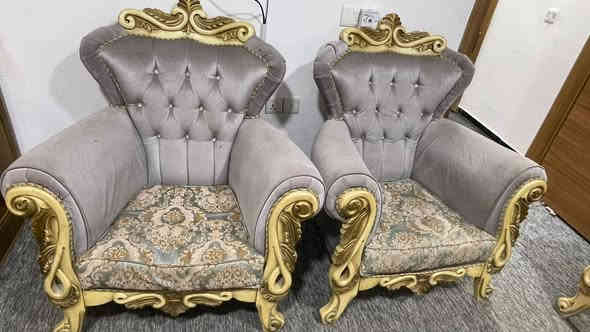 تخم ملكي نضيف 10 نفرات 6 قطع 4 كراسي وقنفتين ثلاثيات السعر 325 المكان مجمع الاميرات لاتصال *********** النجف
