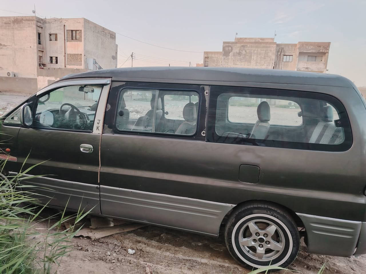 سلام عليكم ستاركس للبيع مديل 2000 رقم انكليزي.  سنويه. تسقط 2030 هيئه وغرامات مصفره.  دوشمه  وارضيته جديده.  مكينه جديده حاويه مكان كوت مركز المدينه الرقم ***********.  مكلف بل نشر

