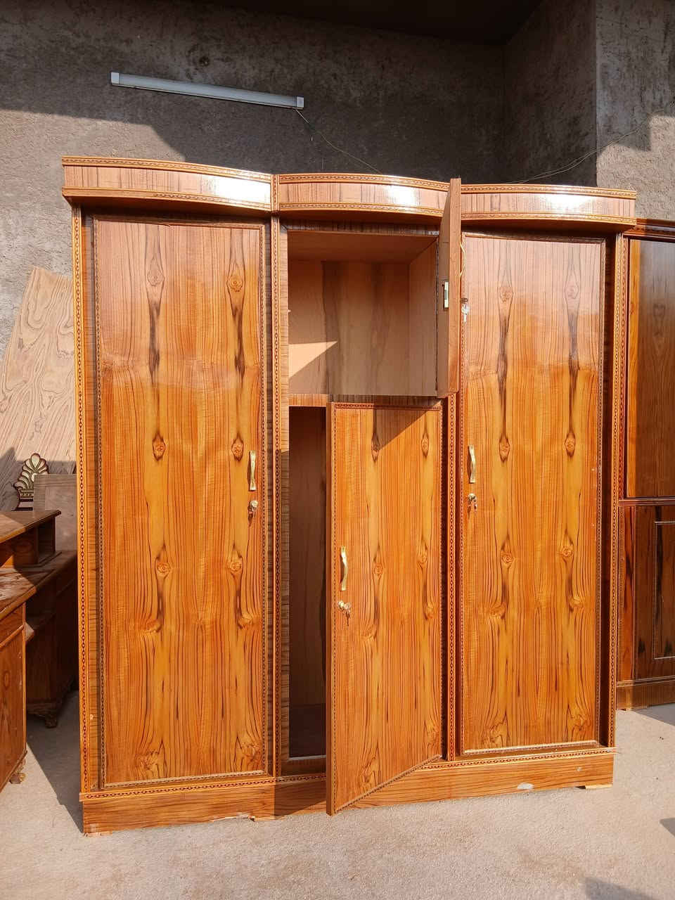 كناتير ابو 4 جديد مو مستخدم خشب صاج عراقي 
سعر 310 وبي مجال 

ابو 3 جديد مو مستخدم السعر 290 وبي مجال 

بوفيه  جديد مو مستخدم 
سعر 200 وبي مجال 

بوفيه مترين ونص مستخدم قليل ديكور حديث 
سعر 175 وبي مجال 
***********
