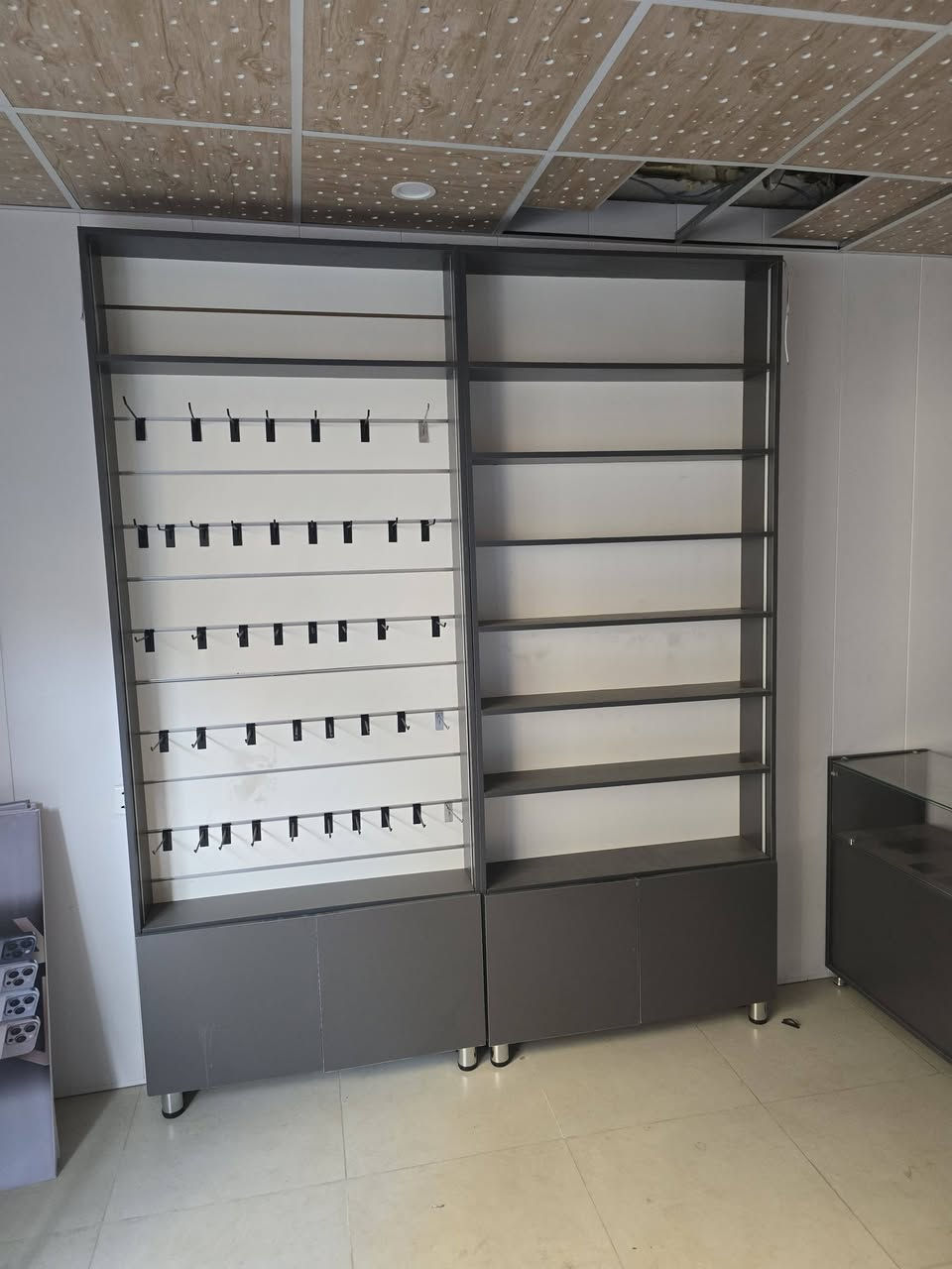 للبيع ديكور محل موبايل
جديد غير مستعمل السعر ٧٥٠ الف 
***********
