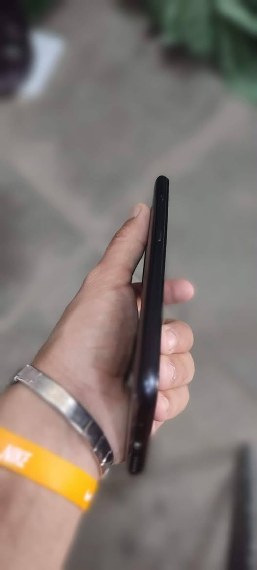 سلام عليكم جهاز البيع عوزة بس شاشة شاشتة مكسورة مثال مامضح السعر 30المكان بغداد العبيدي حي رئاسة رقم ***********
