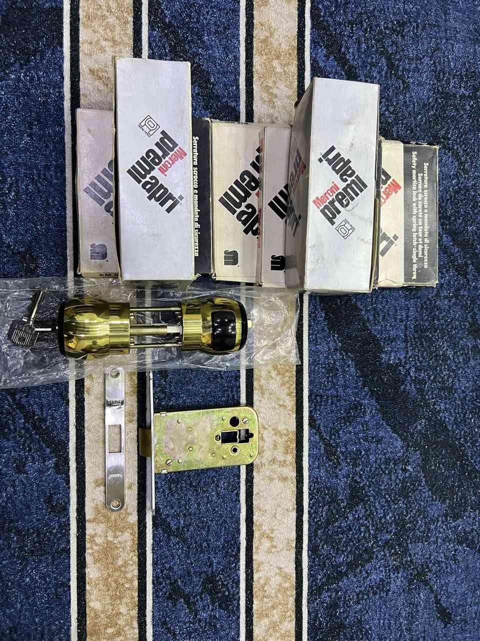 سلام عليكم. شباب عندي هاي القطع جديده والله كيلون مال باب وا ياده ايطالي قديم نادر موحود منه لالبيع موجود خاص وا هذا رقمي ‭.                   ‭0781 184 5198‬
