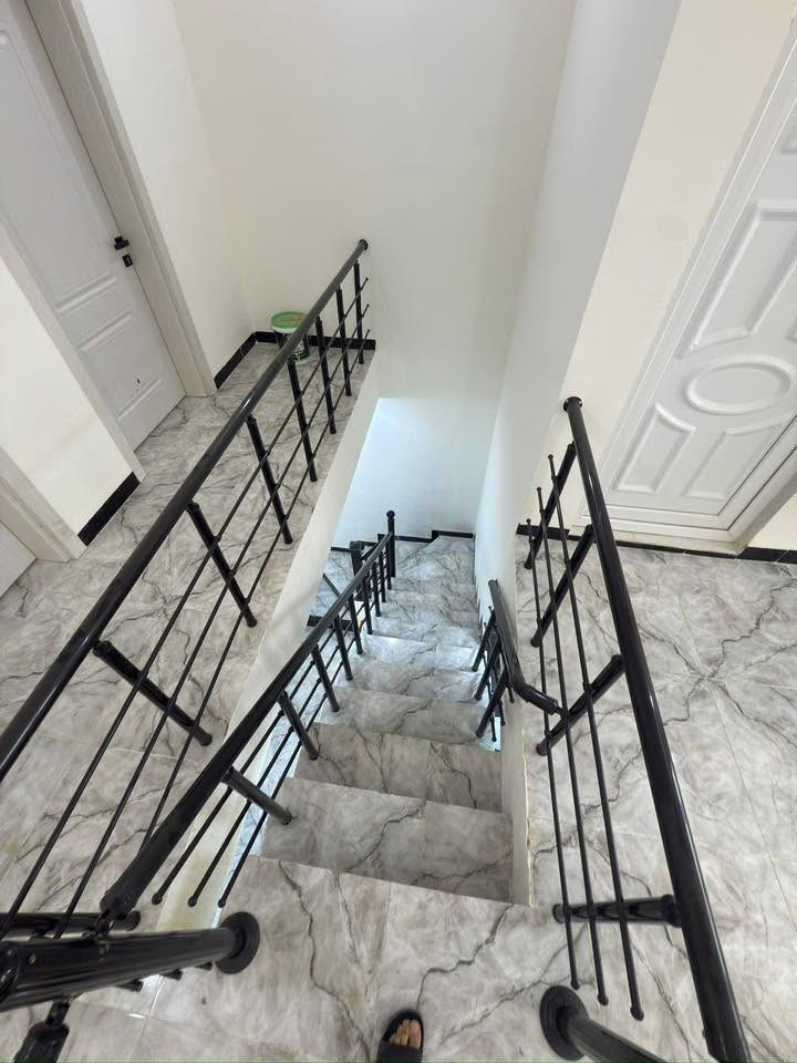 دار حديثة جاهزة للسكن
📍 الموقع: بعقوبة – تقاطع القدس – دور الزراعة الثالثه 

🏡 دار بطابع حديث وتشطيب فاخر – طابقين

في موقع مميز وخدمات مكتملة، دار سكنية جاهزة بدون أي أعمال إضافية، تصميم عملي وتشطيب نظيف مناسب للعوائل.

✨ تفاصيل العقار:

المساحة: 144 متر

طابقين بتوزيع مدروس

صالة استقبال واسعة مع مطبخ حار

3 غرف نوم مريحة

3 حمامات (داخلية وخارجية)

سطحين متعدد الاستخدام

💎 المواصفات:

بناء حديث جاهز للسكن فوراً

واجهة فوم تركي فخمة

أرضيات بورسلين راقية

سقوف بنقوش مغربية أنيقة

نظام كاميرات مراقبة

السعر :128 وقابل للتفاوض

⚡ الخدمات: ماء – كهرباء – مجاري – تبليط كامل

📄 طابو زراعي + سند 25

للأستفسار أكثر اتصل على الأرقام التالية او على الخاص 

ياسر فارس حسين  ***********

وسام اللهيبي  *********** 

مكتب الجزيرة لبيع وشراء الأراضي والدور السكنية
