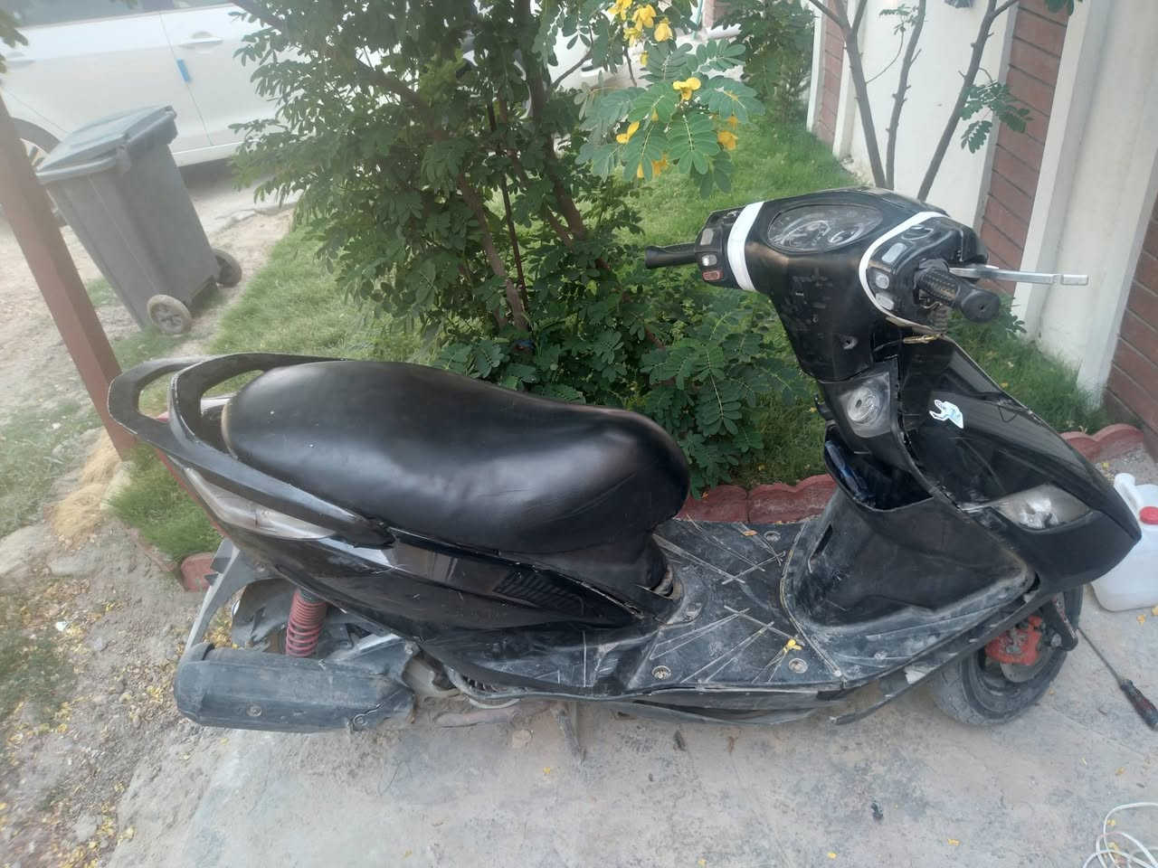 سلام عليكم دراجه ثعلب للبيع كامل بس رادله تفيلس وشيال وتطبيك كفرات مو مكسر نضاف بيه قفل جنطه وستيرن وبنزين  بيه شلعه ومعدل كهربائيات كله شغاله تشتغل سلف وهندر حيتاجله وشيه ادامه دراجه سعره  ٣٧٥ وبيه مجال مكان غزاليه موجود خاص واتساب ***********
