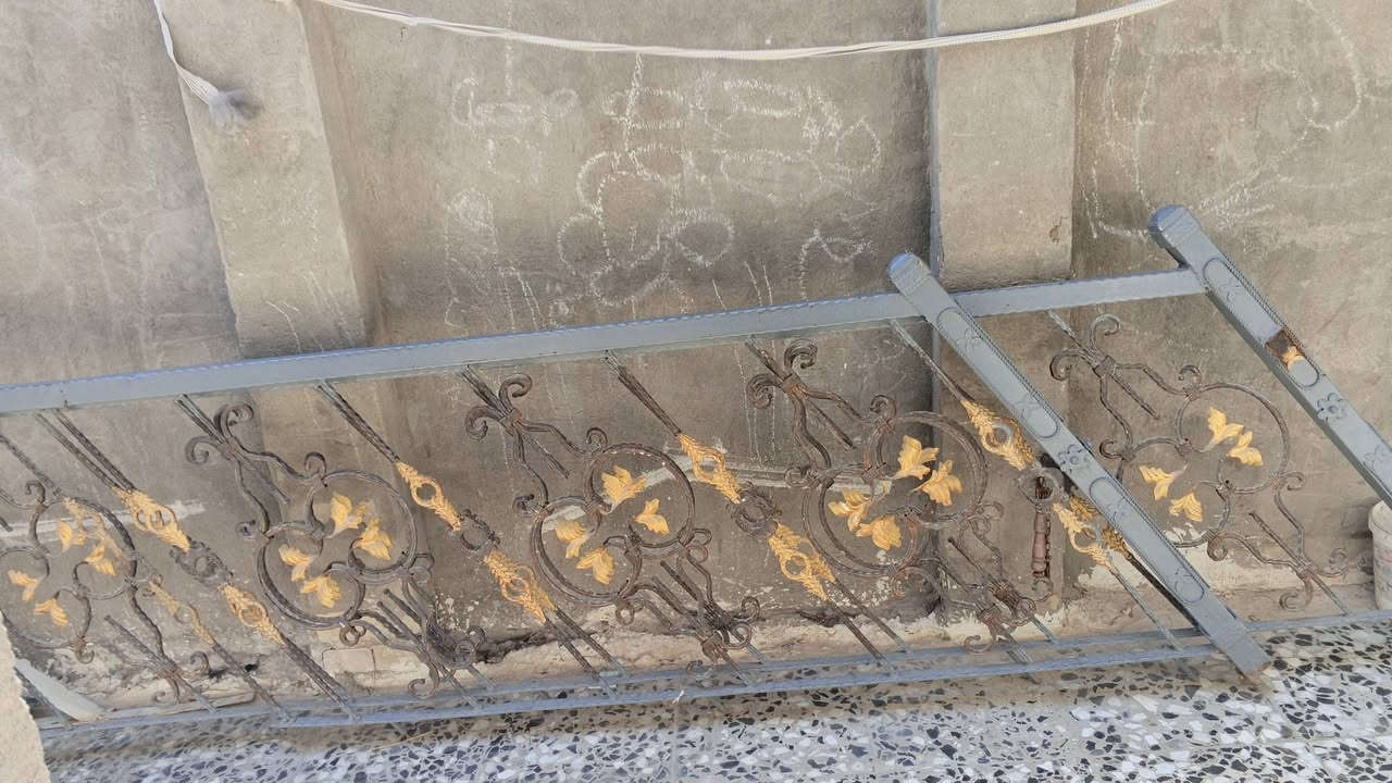السلام عليكم أخي من رخصه مدير الكروب عندي محجر درج للبيع العنوان بغداد حي السفير رقم الهاتف *********** ملاحظة يتكون من قطعتين نستعمل نضيف

