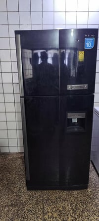 ثلاجه للبيع اكبر حجم السعر 250 وبيه مجال 07775174663 بي واتساب