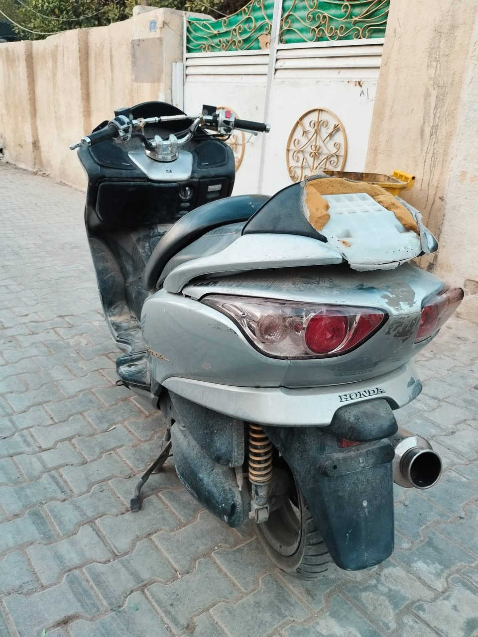 سلام عليكم دراجه للبيع الدراجه متروكه
الدراجه كامله مابيه اي نقص فقط الباتري كاعد 
السعر 700 وبيه مجال للطيبين 
للاستفسار *********** بي واتساب
