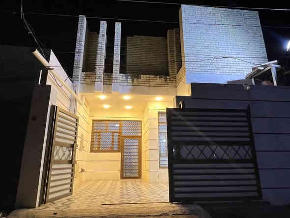 بسم الله الرحمن الرحيم
دار للبيع في الصقلاوية الشهداء الثانية يبعد شارعين عن الشارع العام 
مساحة القطعة 300 طابو صرف سند بناء مشتمل 150 متر والقطعة 150 حديقة خارجية 
بناء حديث 2024 طابوق جمهوري 

مشيدات الطابق الاول غرفة +صالة + مناور عدد2 + مطبخ + استقبال + صحيات خارجية مشترك (حمام + صحية)
حمام  داخلي +صحية داخلية 

الطابق الثاني بيتونة  وصالة كاملة + بقية الطابق غرف 2 هيكل بدون سقف السعر135
للاستفسار : ***********
