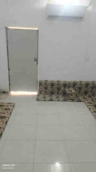 سلام عليكم  بيت زراعي طابقين  المساحه 100متر شرك يحتوي على غرفه نوم وصاله ومطبخ وصحيات واستقبال والطابق الثاني يحتوي على غرفه نوم وصاله وصحيات والسعر 35 مليون وبي مجال للشراي العنوان ناصريه مدينه الصدر خلف الروف نزله ال منهل قرب مولد عايد للاستفسار على الرقم ***********
