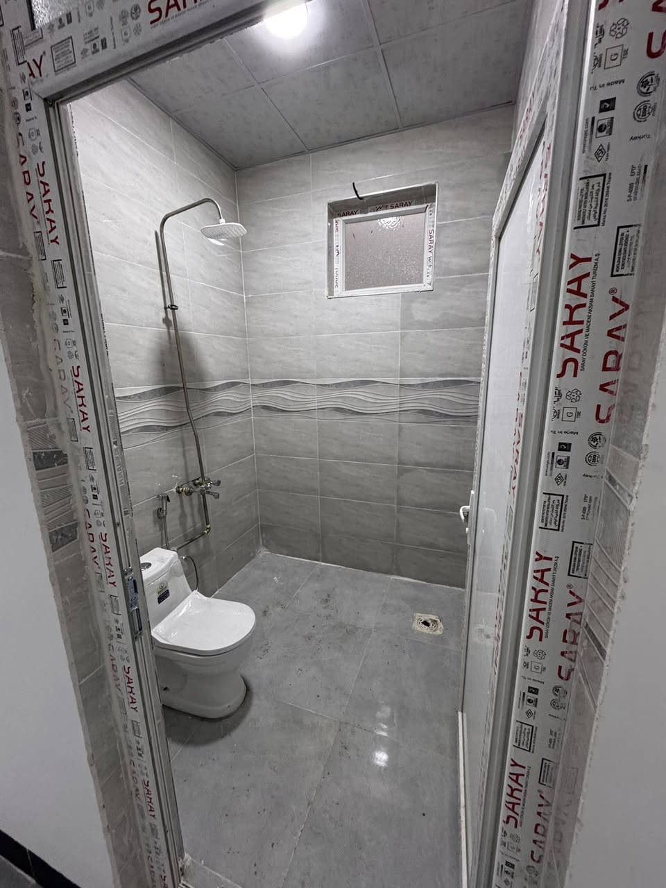 دار للبيع طابق ونص ملكي 
محجوز للمصرف العقاري تقديم جديد 
مساحته /100م واجه 5م 
درج خارجي 
طابق الاول /استقبال ومطبخ وصحيات وغرفة نوم وطابق ثاني غرفة نوم وصحيات درج خارجي 
موقع /قادسية -شارع ابو وليد 
مقدمة /37مليون وباقي عالمصرف العقاري مطلوب قسط شهري 438الف شهريا 
استلام مفتاح
للاستفسار /***********
