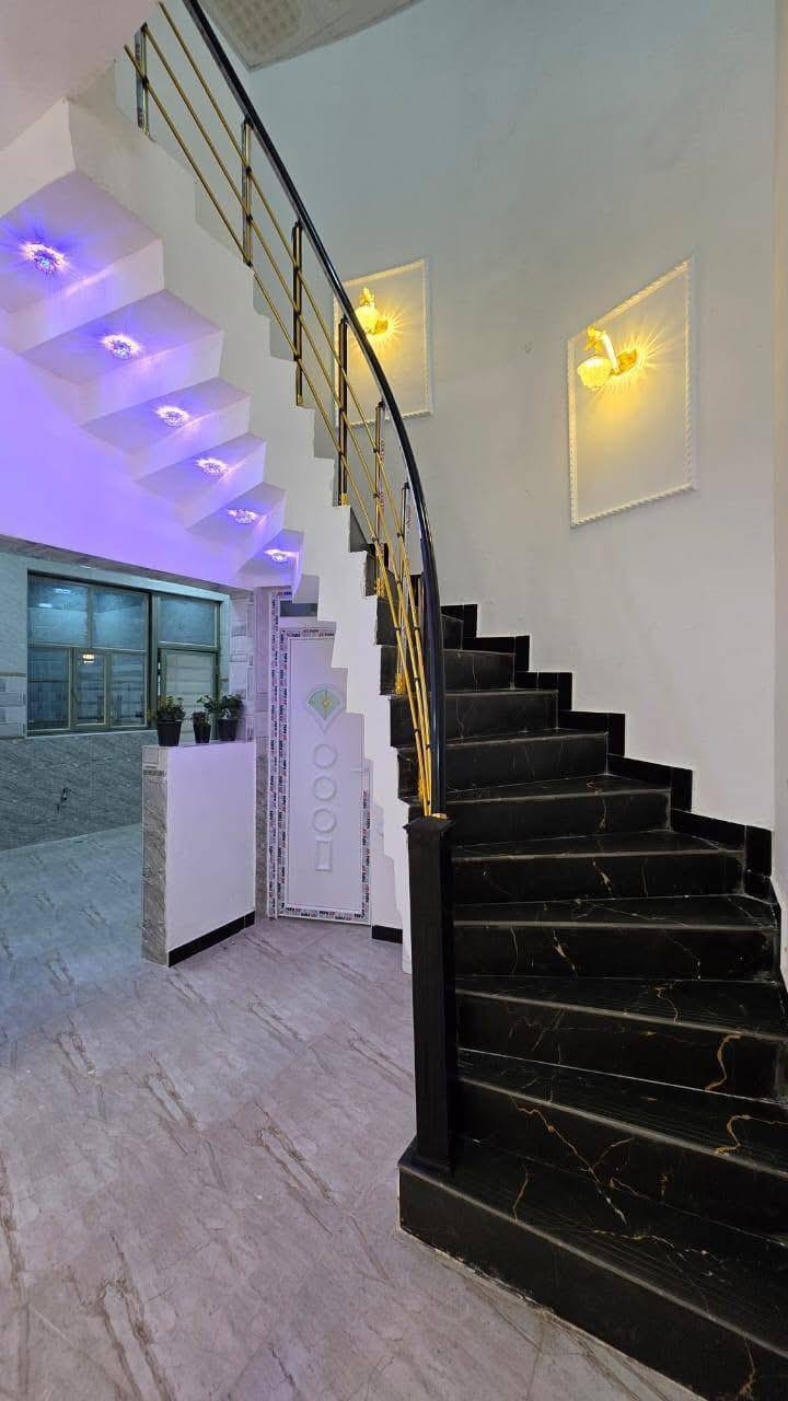 #اسعد_الله_أوقاتكم_بكل_خير
***********
دار سكن للبيع ⛪️ بسعر بلاش 

#مساحة البيت 160متر  بناء حديث بعده بل جيس

#يحتوي البيت على غرفتين نوم 
و ديوان 
و صاله 
و مطبخ 
و صحيات داخلي و خارجي و كراج سياره 
بيت كلش مرتب 

كافه الخدمات متوفره 

#جنس_العقار :: طابو صرف زراعي بأسم عراقي سند ٢٥ 

البيت علا شارع تبليط  10 متر وركن 🛣️

#العنوان البصره كوت الحمداني قرب محكمة ابي الخصيب

سعر  بيت 85 مليون  و بي مجال 
#للاستفسار الاتصال على الهاتف 📞📳
📳((*********** ابو الخصيب, البصرة
