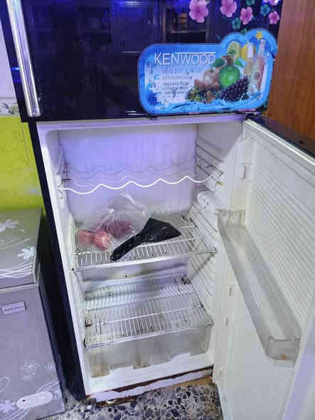 ثلاجه للبيع العنوان الكمالية البستان السعر 175 ثلاجه نضيفه بيها بس لرجلين لاماميات مكسورات ***********
