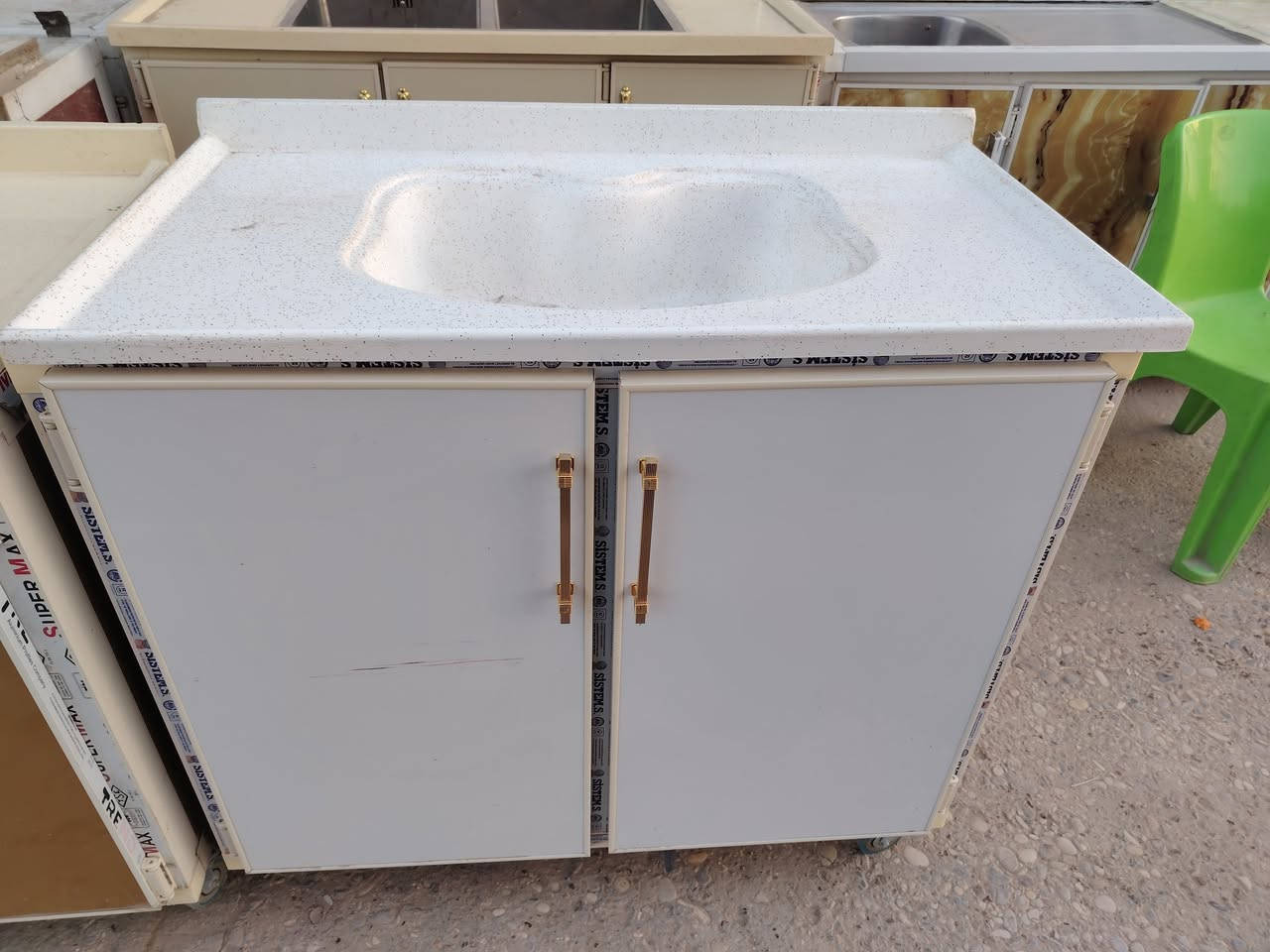 كاونترات وسيناكي مرمر متر أو متر او عشرين أو متر اونص جديد غير مستخدم تسكام أو اكو مستخدم البيع مكان عل شط يم فرع السيد غازي أو منطقة الكربلا ئي يم المسبح عفك الاستفسار اوتتصل *********** اوحتى العنده مراوس أو بيع چنه حاضرين
