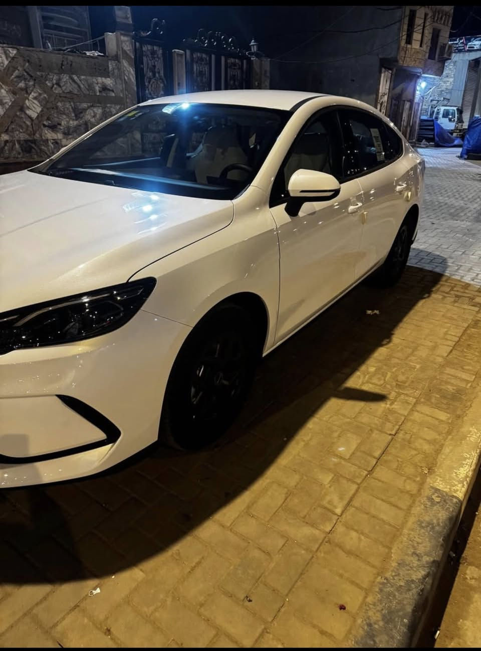 السلام عليكم للبيع بي وايدي مديل 2025
سيل5معروفه موصفها سياره كفاله عامه
ماشيه ١٤ ألف رقم بغداد تحويل ثاني يوم
سياره جديد عله وضع الشركه داخل جلد
السعر 18500مجال بسيط الشراي. 
للاتصال  ***********
